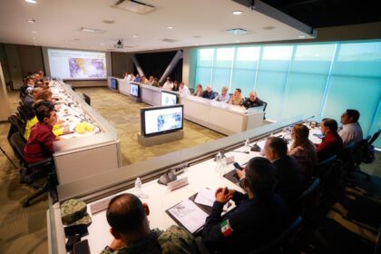 Sesión del Consejo Estatal de Protección Civil de Baja California para coordinar medidas preventivas ante el pronóstico de lluvias y fuertes vientos.