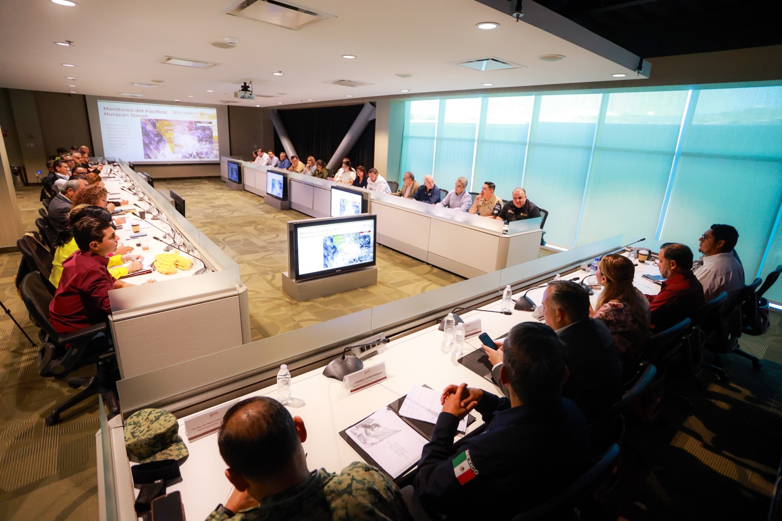 Sesión del Consejo Estatal de Protección Civil de Baja California para coordinar medidas preventivas ante el pronóstico de lluvias y fuertes vientos.