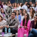 Felifer Macías, Gabriela Monjaraz y asistentes durante el tercer aniversario de Entrelazados Querétaro.