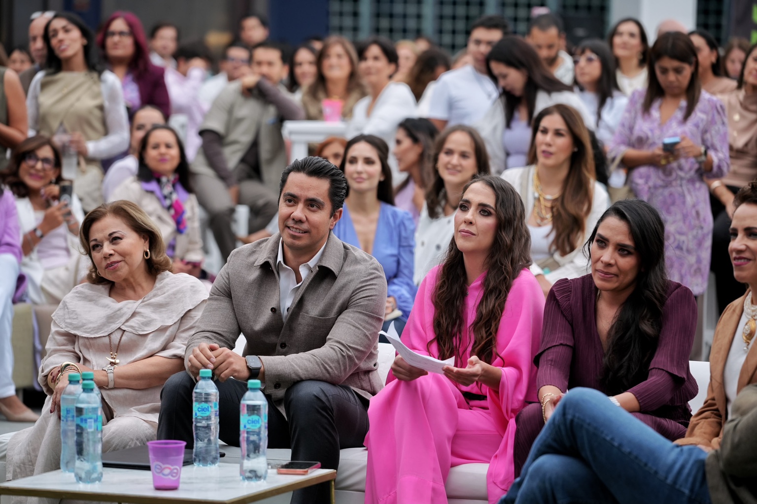 Felifer Macías, Gabriela Monjaraz y asistentes durante el tercer aniversario de Entrelazados Querétaro.