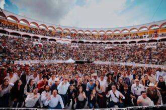 Servidores públicos y autoridades de Guadalajara durante un acto conmemorativo por el Día del Servidor Público.