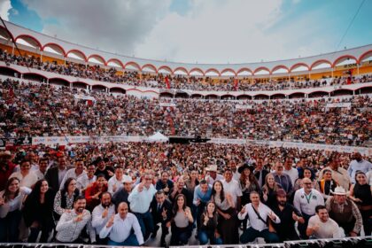 Servidores públicos y autoridades de Guadalajara durante un acto conmemorativo por el Día del Servidor Público.
