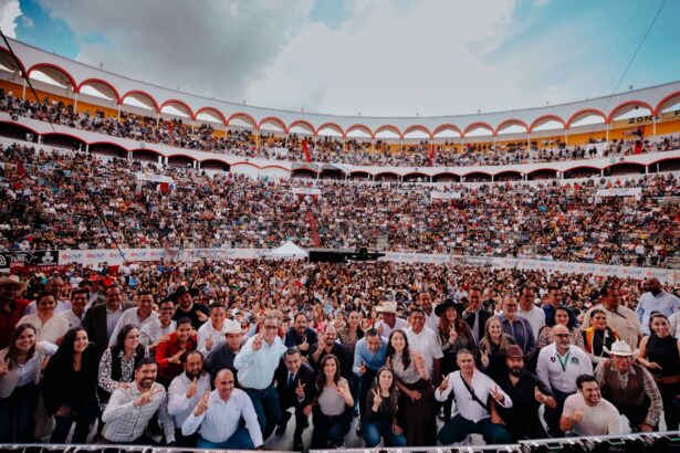 Servidores públicos y autoridades de Guadalajara durante un acto conmemorativo por el Día del Servidor Público.