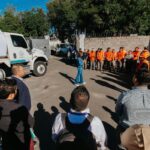 Personal del Gobierno de Guadalajara junto a camiones cisterna destinados al reparto de agua en colonias afectadas por la rotación del suministro.