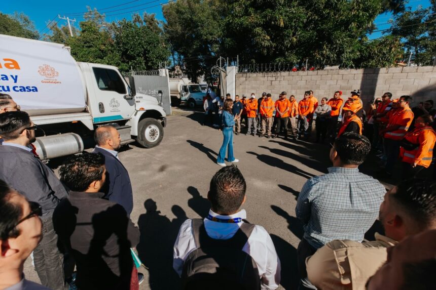 Personal del Gobierno de Guadalajara junto a camiones cisterna destinados al reparto de agua en colonias afectadas por la rotación del suministro.