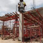 Trabajadores realizan labores de construcción en la nueva Cruz Verde Francisco Ruiz Sánchez, en Guadalajara.
