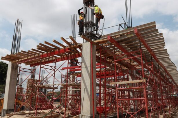 Trabajadores realizan labores de construcción en la nueva Cruz Verde Francisco Ruiz Sánchez, en Guadalajara.