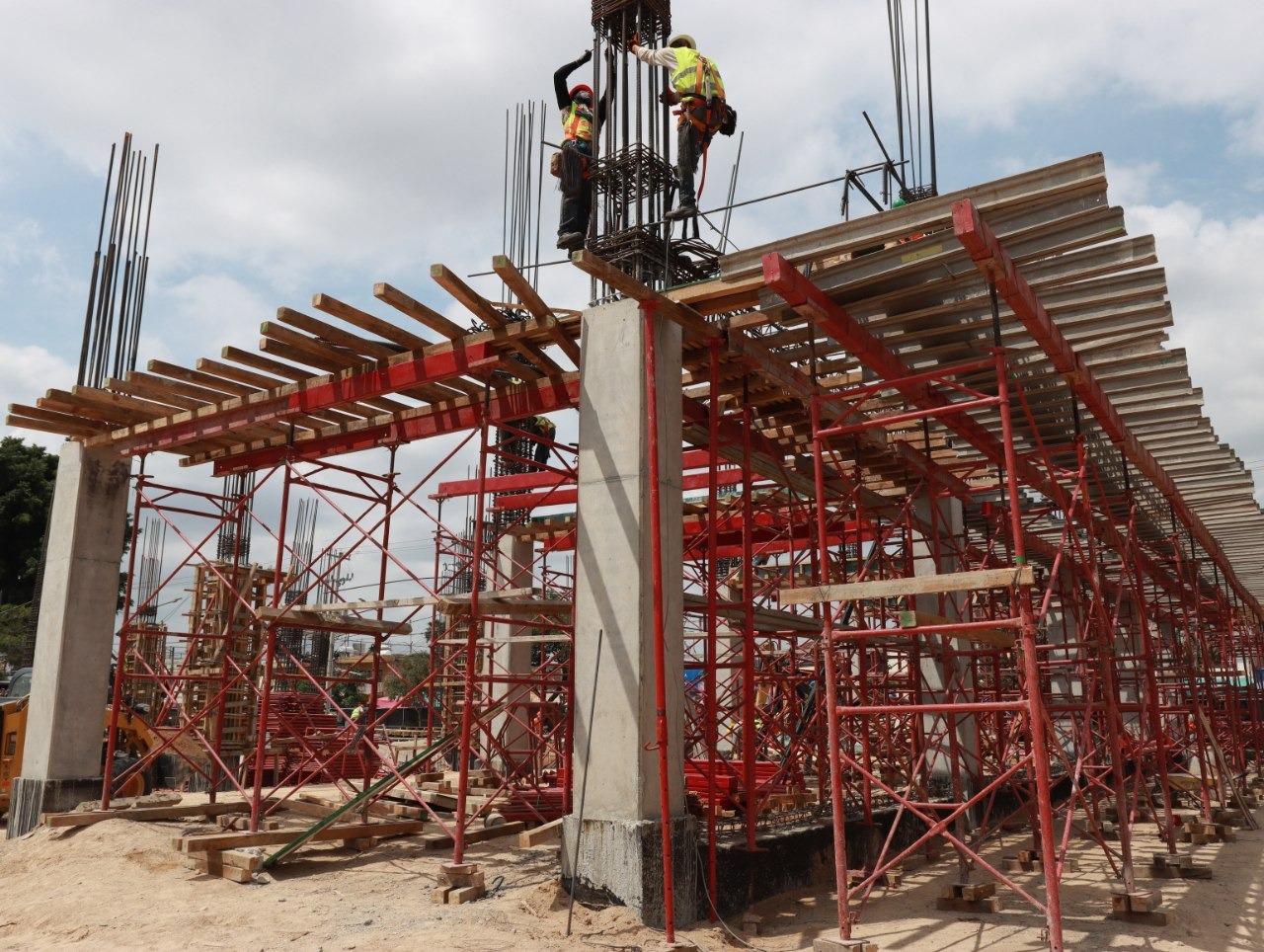 Trabajadores realizan labores de construcción en la nueva Cruz Verde Francisco Ruiz Sánchez, en Guadalajara.