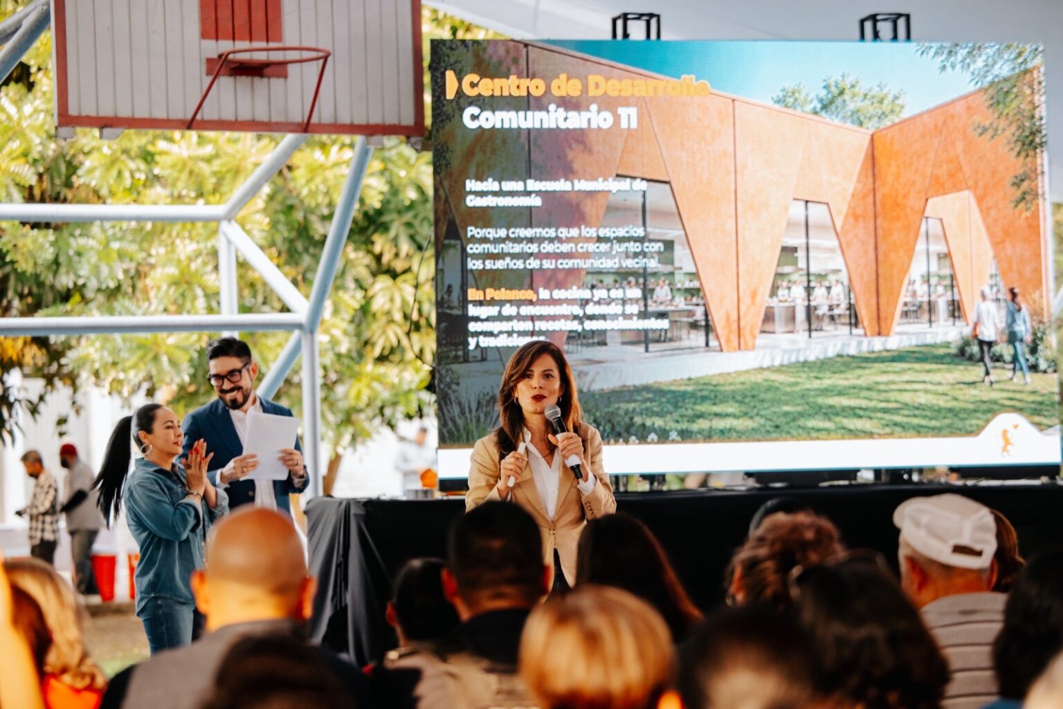 Verónica Delgadillo durante la presentación del proyecto de rehabilitación del CDC 11 en Polanco, Guadalajara.