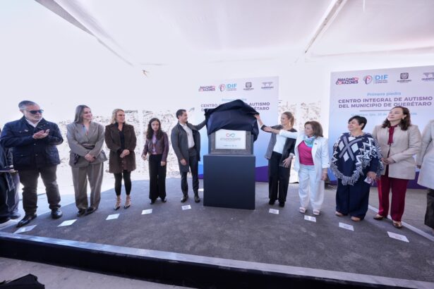Autoridades participan en la colocación de la primera piedra del Centro Integral de Autismo del Municipio de Querétaro.