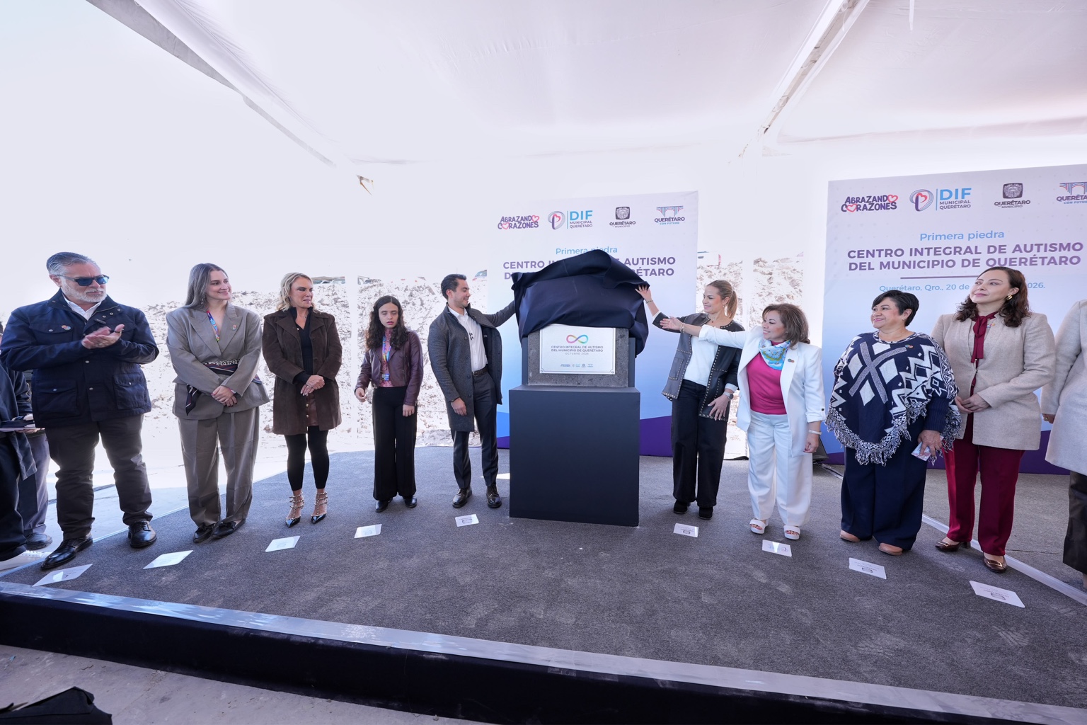 Autoridades participan en la colocación de la primera piedra del Centro Integral de Autismo del Municipio de Querétaro.