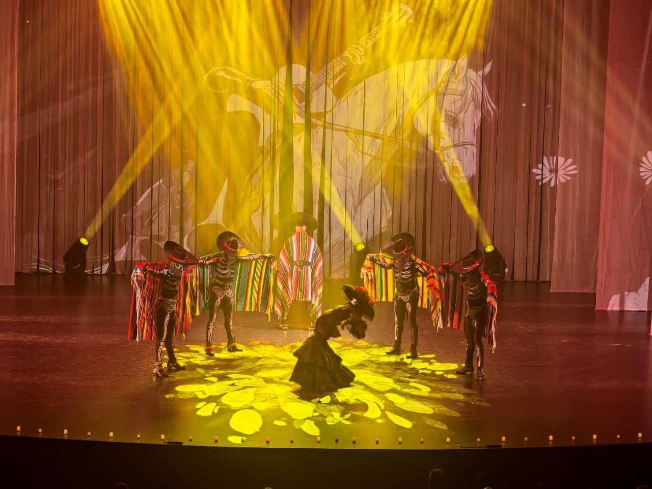 Escena del Ferial de Calaveras “Entre calaveras y canciones” durante su presentación en Madrid, España.