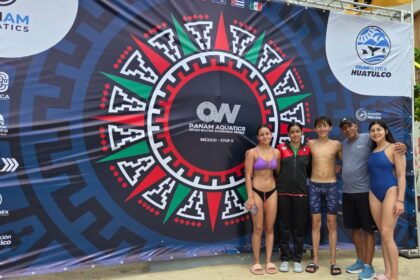 Nadadoras y equipo de Aguascalientes durante la última parada del circuito Panam Aquatics de aguas abiertas en Huatulco, Oaxaca.