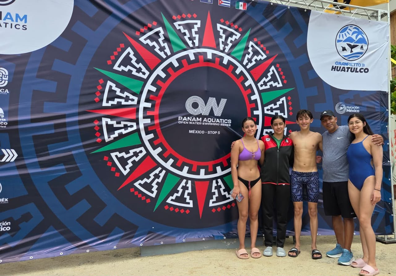 Nadadoras y equipo de Aguascalientes durante la última parada del circuito Panam Aquatics de aguas abiertas en Huatulco, Oaxaca.
