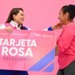 Tere Jiménez conversa con una beneficiaria durante un evento de entrega de la Tarjeta Rosa en Aguascalientes.
