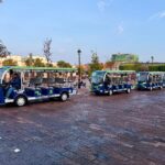 Unidades del Transporte Eléctrico Gratuito Eqrobus en el Centro Histórico de Querétaro.