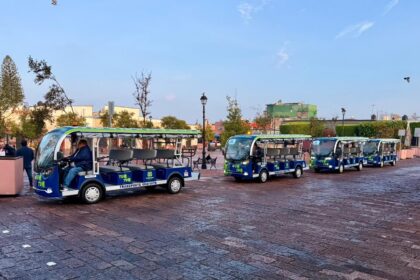 Unidades del Transporte Eléctrico Gratuito Eqrobus en el Centro Histórico de Querétaro.