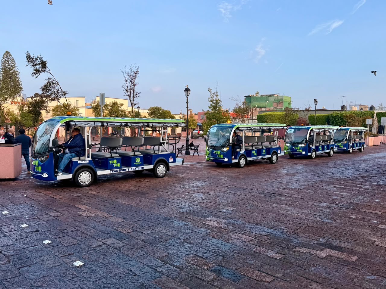Unidades del Transporte Eléctrico Gratuito Eqrobus en el Centro Histórico de Querétaro.