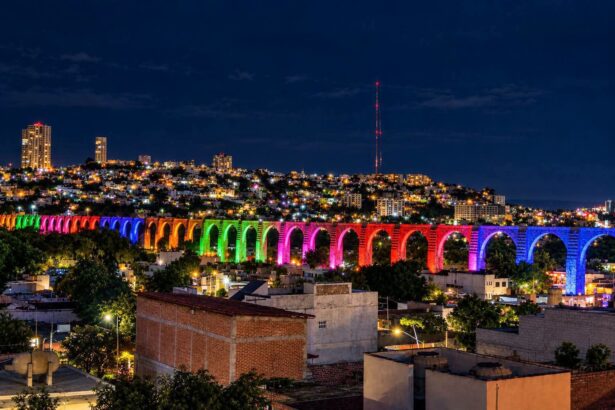 Vista nocturna de la ciudad de Querétaro utilizada como imagen ilustrativa para una alerta sanitaria difundida por la Secretaría de Salud estatal.