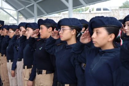 Estudiantes participan en una ceremonia escolar en Aguascalientes.