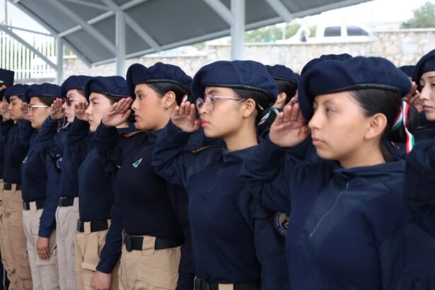 Estudiantes participan en una ceremonia escolar en Aguascalientes.