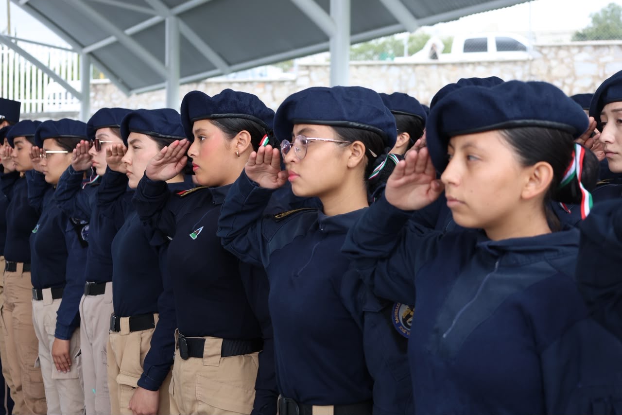 Estudiantes participan en una ceremonia escolar en Aguascalientes.