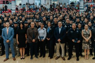 Integrantes de la Policía de Guadalajara y autoridades municipales durante una ceremonia de condecoraciones por trayectoria y méritos.