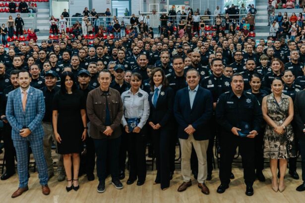 Integrantes de la Policía de Guadalajara y autoridades municipales durante una ceremonia de condecoraciones por trayectoria y méritos.