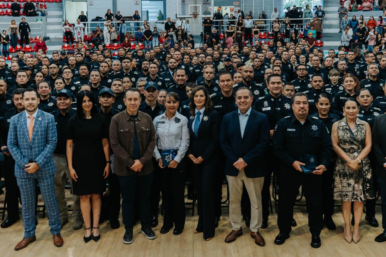 Integrantes de la Policía de Guadalajara y autoridades municipales durante una ceremonia de condecoraciones por trayectoria y méritos.