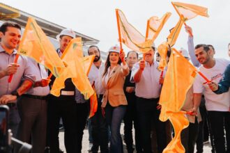 Verónica Delgadillo y representantes del Mercado de Abastos durante el arranque de obras de rehabilitación en Guadalajara.