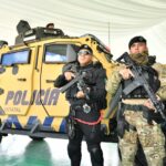 Elementos de seguridad de Aguascalientes junto a un vehículo táctico blindado entregado a la Policía Estatal.