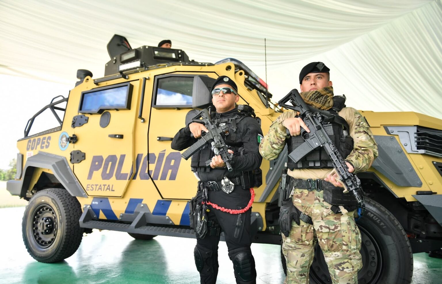 Elementos de seguridad de Aguascalientes junto a un vehículo táctico blindado entregado a la Policía Estatal.