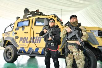 Elementos de seguridad de Aguascalientes junto a un vehículo táctico blindado entregado a la Policía Estatal.