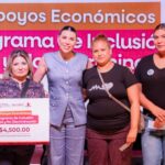 Marina del Pilar Ávila Olmeda durante una entrega de apoyos económicos del Programa de Inclusión Social y No Discriminación en Baja California.