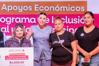 Marina del Pilar Ávila Olmeda durante una entrega de apoyos económicos del Programa de Inclusión Social y No Discriminación en Baja California.