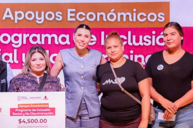 Marina del Pilar Ávila Olmeda durante una entrega de apoyos económicos del Programa de Inclusión Social y No Discriminación en Baja California.