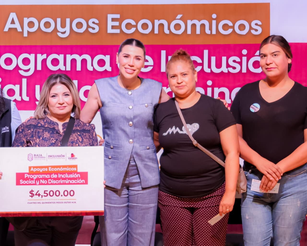Marina del Pilar Ávila Olmeda durante una entrega de apoyos económicos del Programa de Inclusión Social y No Discriminación en Baja California.