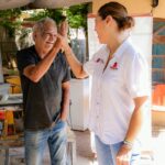 Marina del Pilar Avila Olmeda durante una actividad de apoyo a pequeños negocios en Baja California.