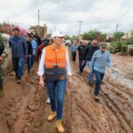 Marina del Pilar Ávila Olmeda durante un recorrido por zonas afectadas por lluvias en Ensenada.