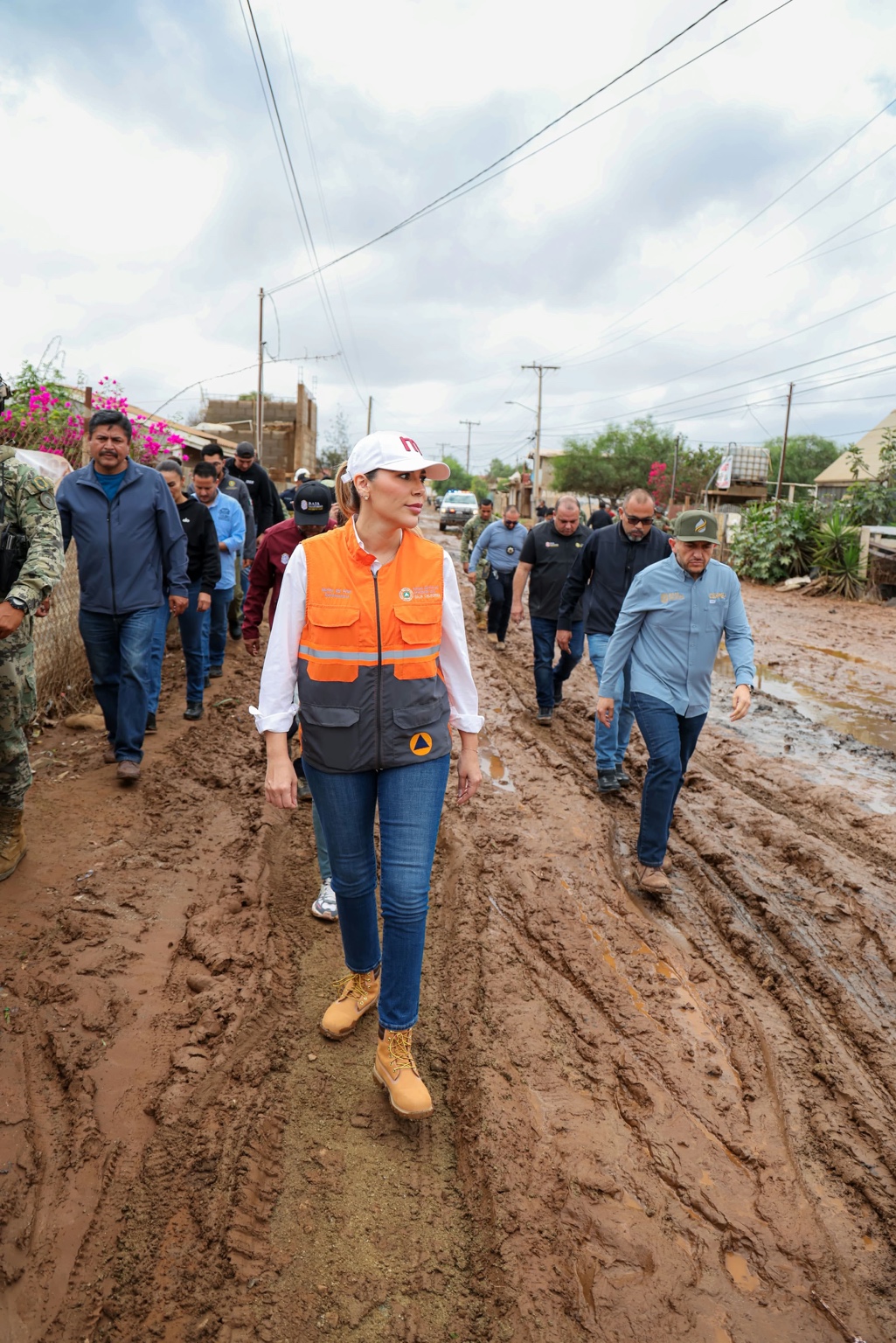 Marina del Pilar Ávila Olmeda durante un recorrido por zonas afectadas por lluvias en Ensenada.