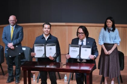 Felifer Macías y Víctor Antonio de Jesús Hernández durante la firma del convenio para el Laboratorio de Innovación en Procuración de Justicia en Querétaro.