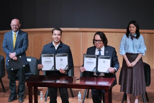 Felifer Macías y Víctor Antonio de Jesús Hernández durante la firma del convenio para el Laboratorio de Innovación en Procuración de Justicia en Querétaro.