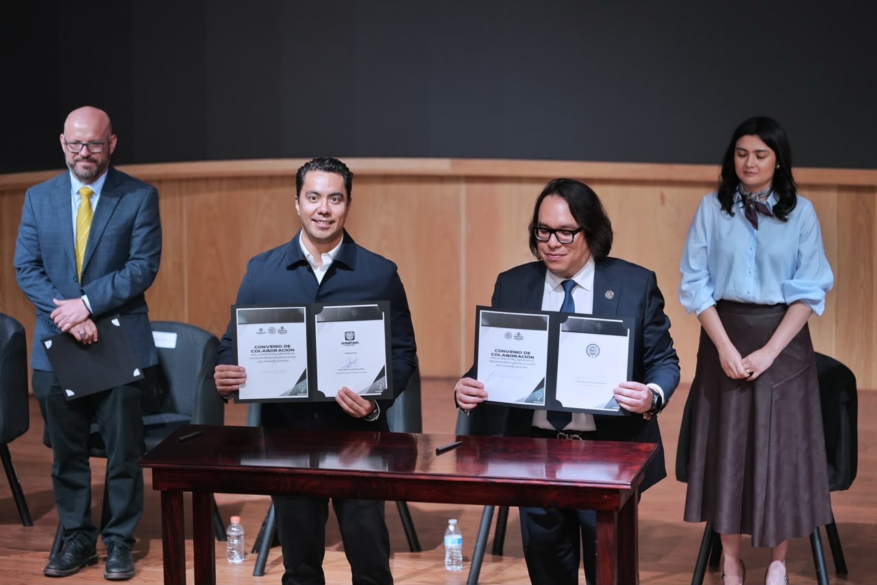 Felifer Macías y Víctor Antonio de Jesús Hernández durante la firma del convenio para el Laboratorio de Innovación en Procuración de Justicia en Querétaro.