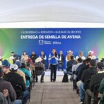 Entrega de semilla de avena a productores de Aguascalientes durante un evento en Rincón de Romos.