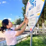 Persona escanea un código QR en un punto de conexión WiFi del Gobierno de Aguascalientes.