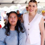 Marina del Pilar Ávila Olmeda junto a una beneficiaria del programa Tarjeta Violeta en Baja California.