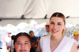 Marina del Pilar Ávila Olmeda junto a una beneficiaria del programa Tarjeta Violeta en Baja California.