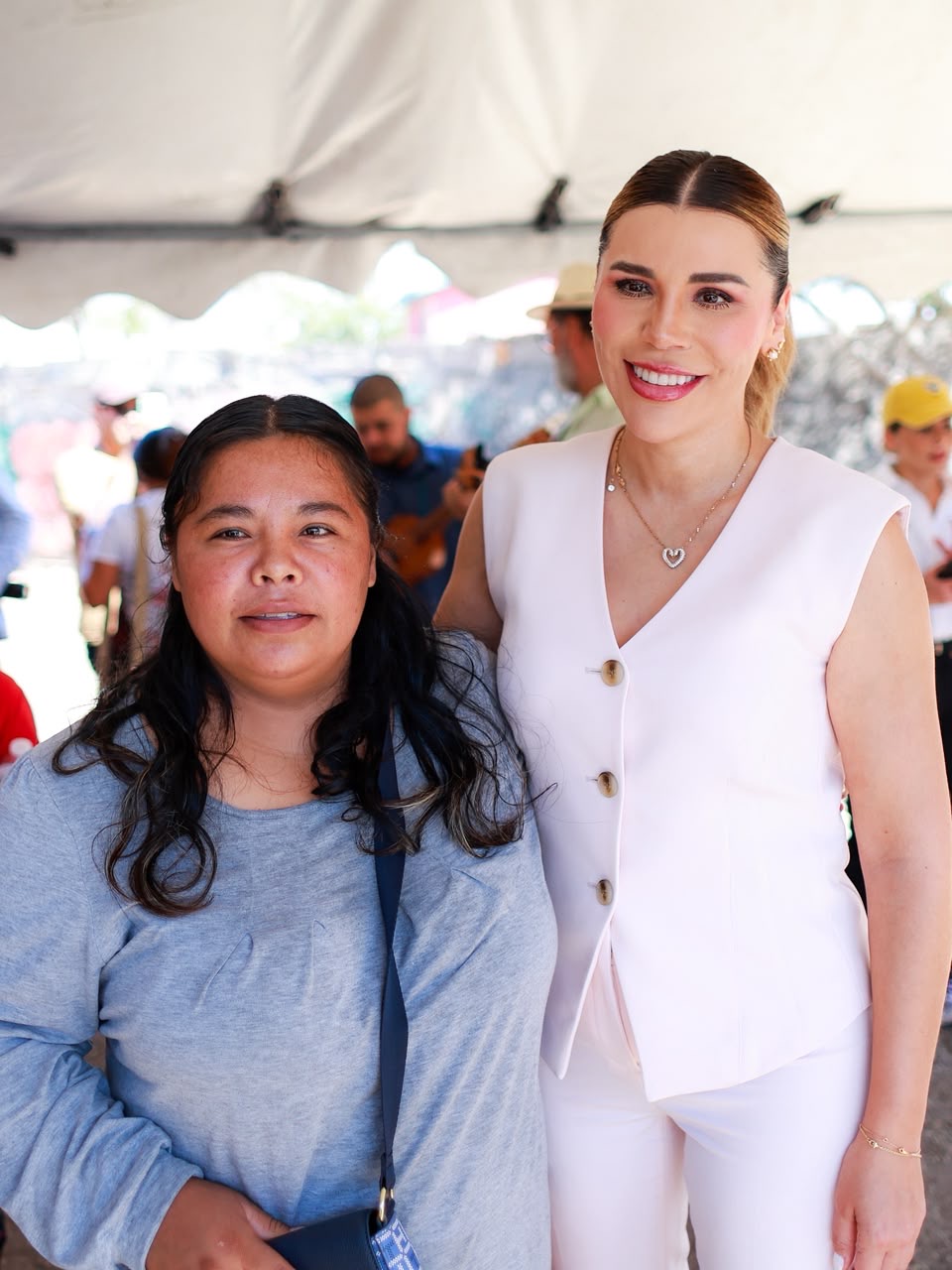 Marina del Pilar Ávila Olmeda junto a una beneficiaria del programa Tarjeta Violeta en Baja California.