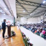 Felifer Macías participa en el Primer Congreso Metropolitano de las Familias en Querétaro, ante asistentes reunidos en el recinto.