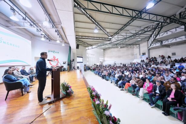 Felifer Macías participa en el Primer Congreso Metropolitano de las Familias en Querétaro, ante asistentes reunidos en el recinto.